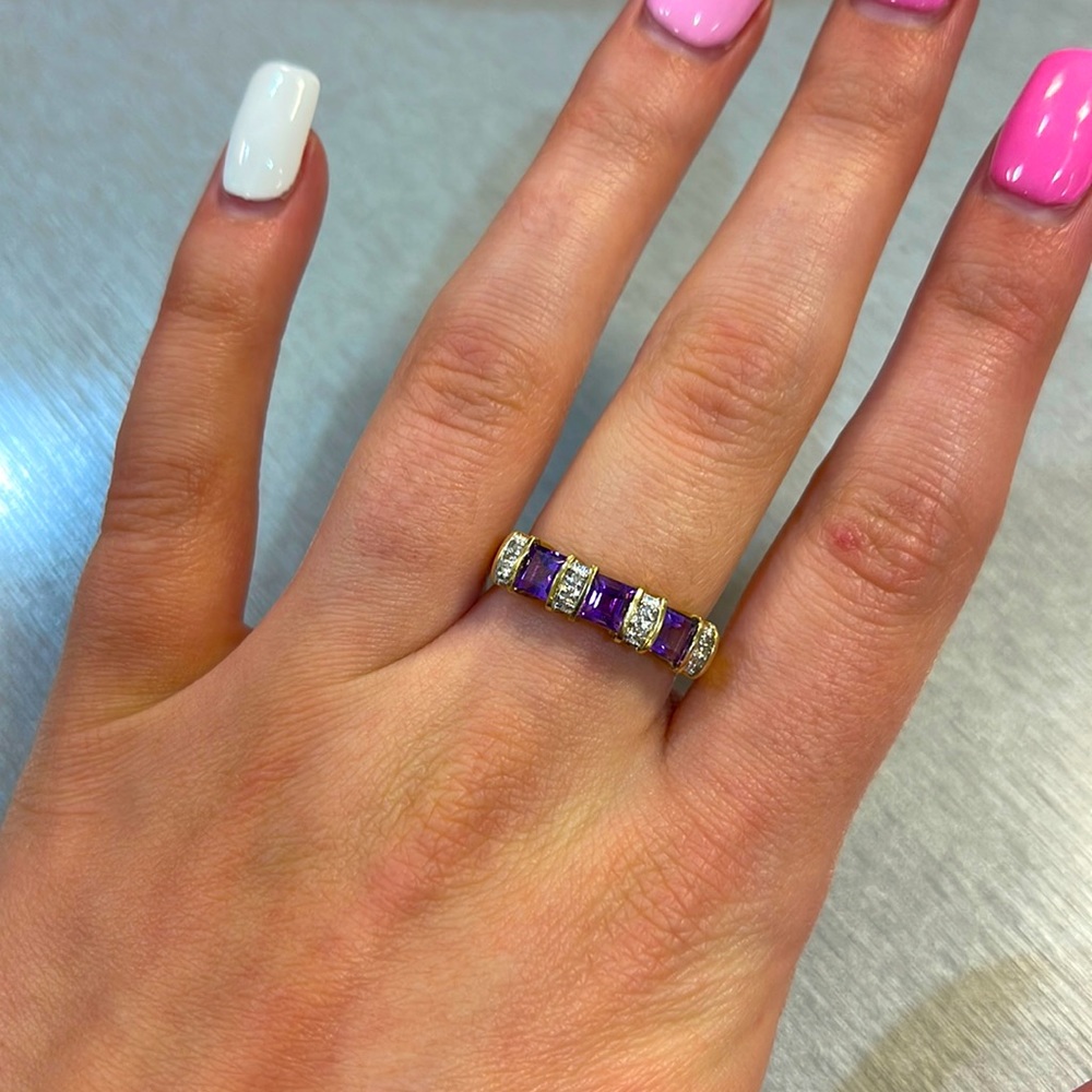 Size 7, 10K gold women’s ring.
